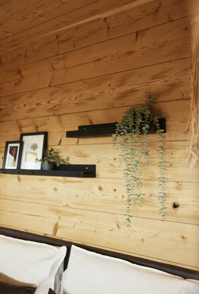 Perfektes Zusammenspiel von Massivholz und schwarzen Elementen