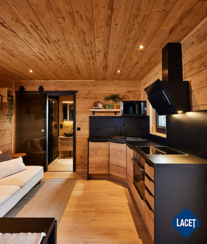 Innenraum des Mobile Home Emar mit geräumiger Küche