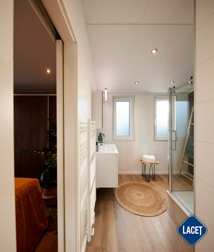 Großes Badezimmer mit ebenerdiger Dusche und Waschtisch