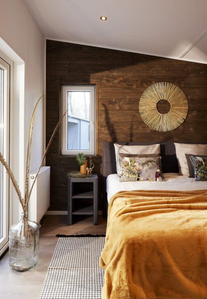 Mobilheim mit Zentralheizung kaufen: Schlafzimmer mit Holzwand