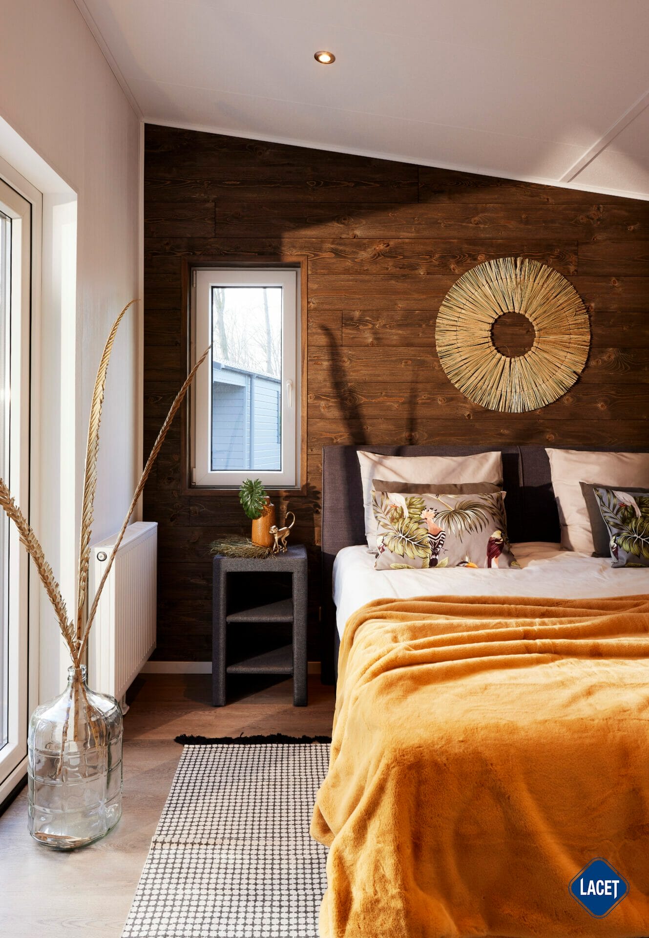 Mobilheim mit Doppelbett und Holzvertäfelung