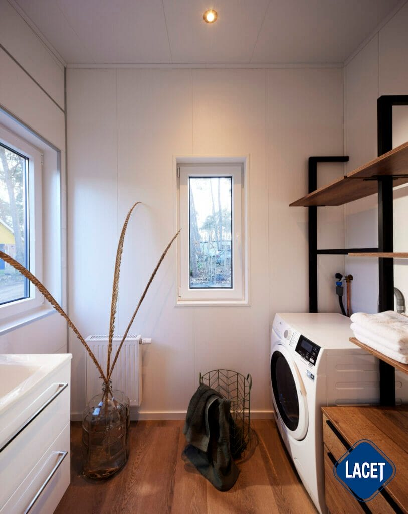 Waschtisch mit Unterschrank im begehbaren Kleiderschrank