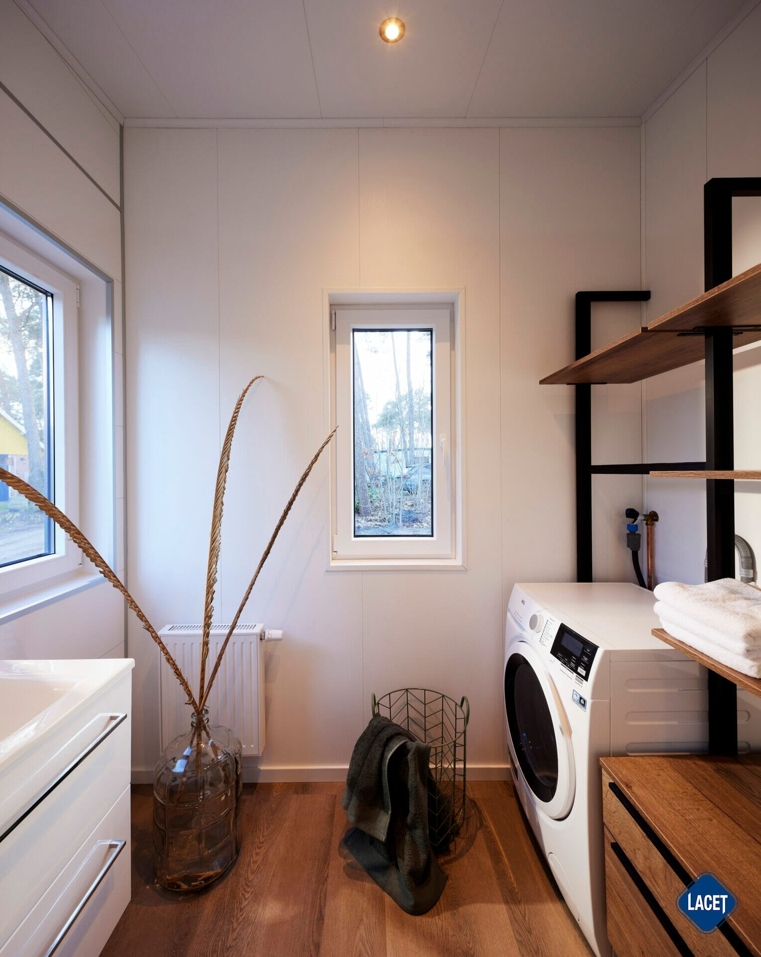 Mobilheim mit Waschmaschine und Abstellraum