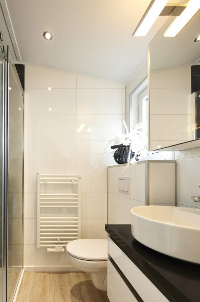 Modernes Badezimmer mit weißen Fliesen und Zentralheizung