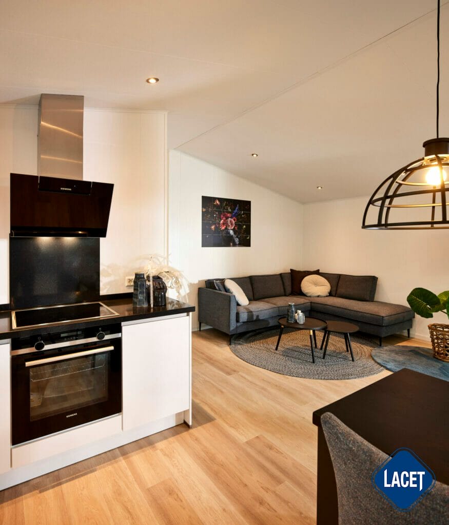 Hochwertige Hochglanzküche mit luxuriöser Ausstattung