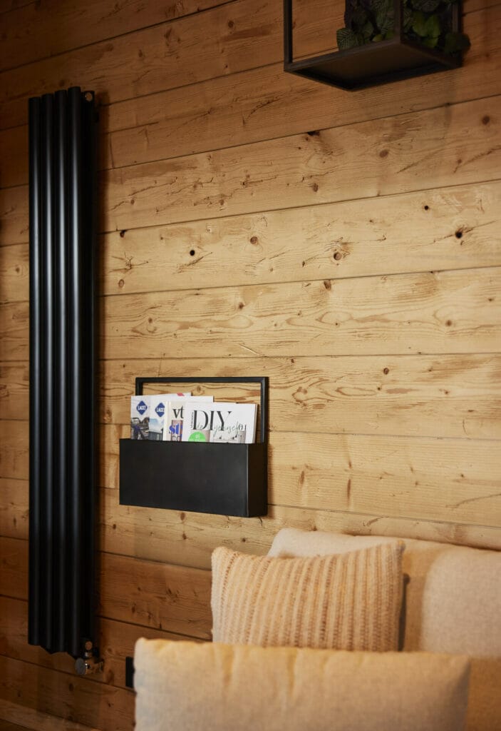 Schwarze Heizkörper passend zu den Türen