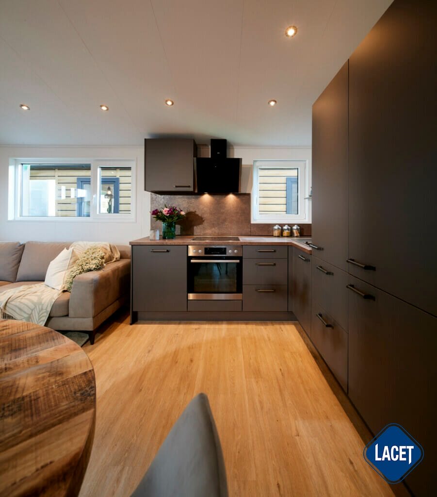 Praktische Küche im LACET Marent mit Gas-Kochfeld und Backofen