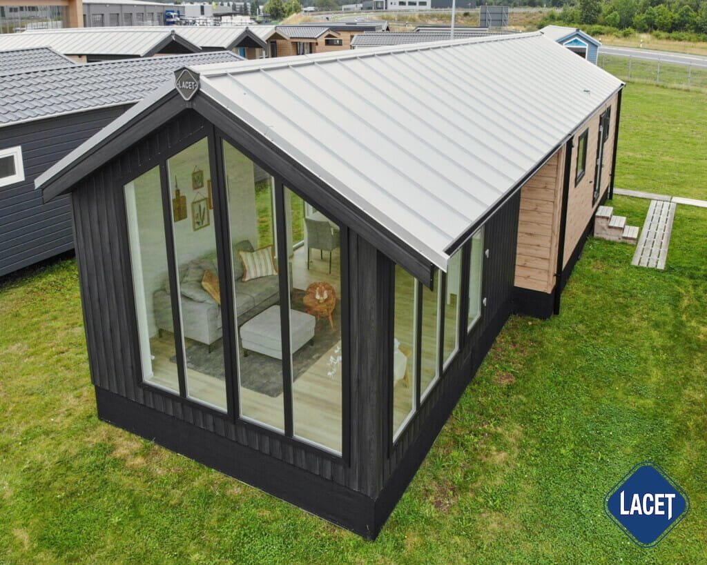 Bodentiefe Fenster sorgen für viel Tageslicht im Mobilheim