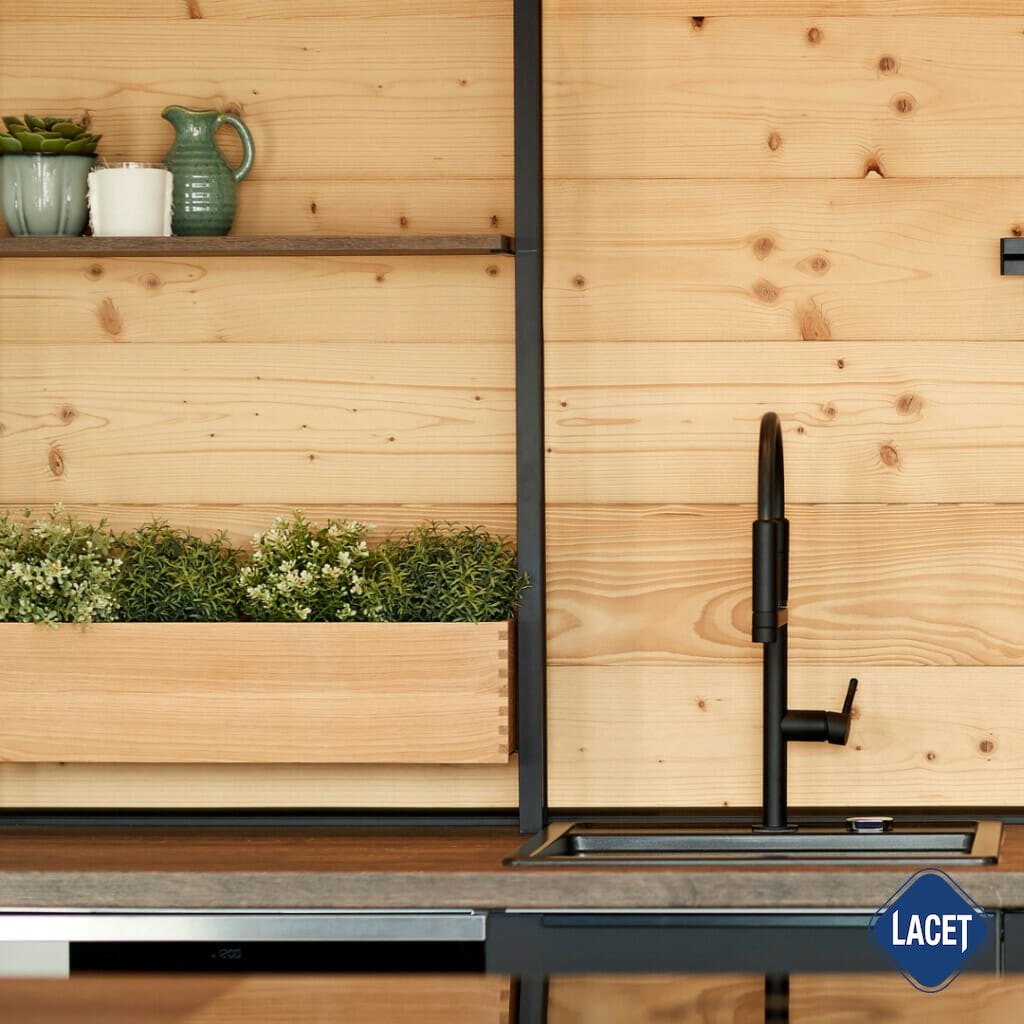 Moderne schwarze Küche im Mobilheim Enzian mit modernen Geräten