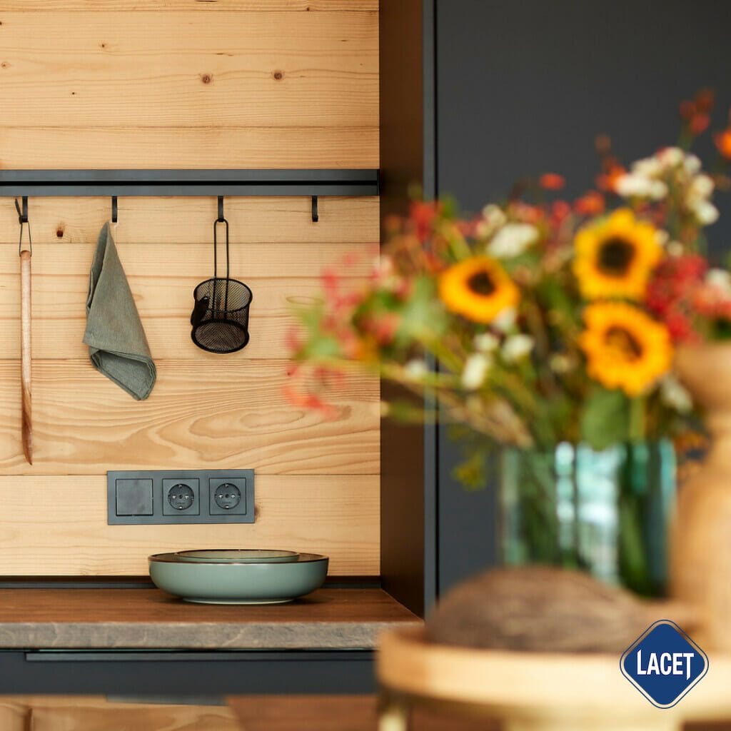 LACET Enzian: Küche mit Holzelementen