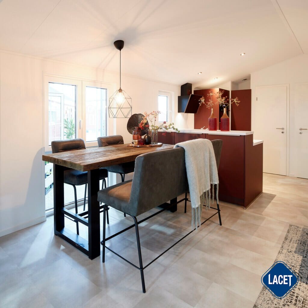 Offener Wohn-/Essbereich mit roter Küche