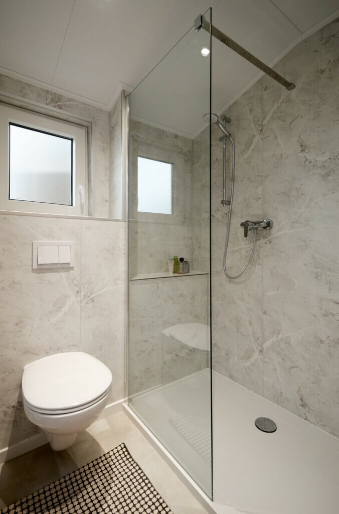 Badezimmer mit großer Dusche und platzsparendem Hänge-WC