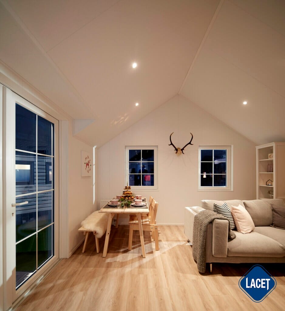 Helles Wohnzimmer mit großen Fenstern