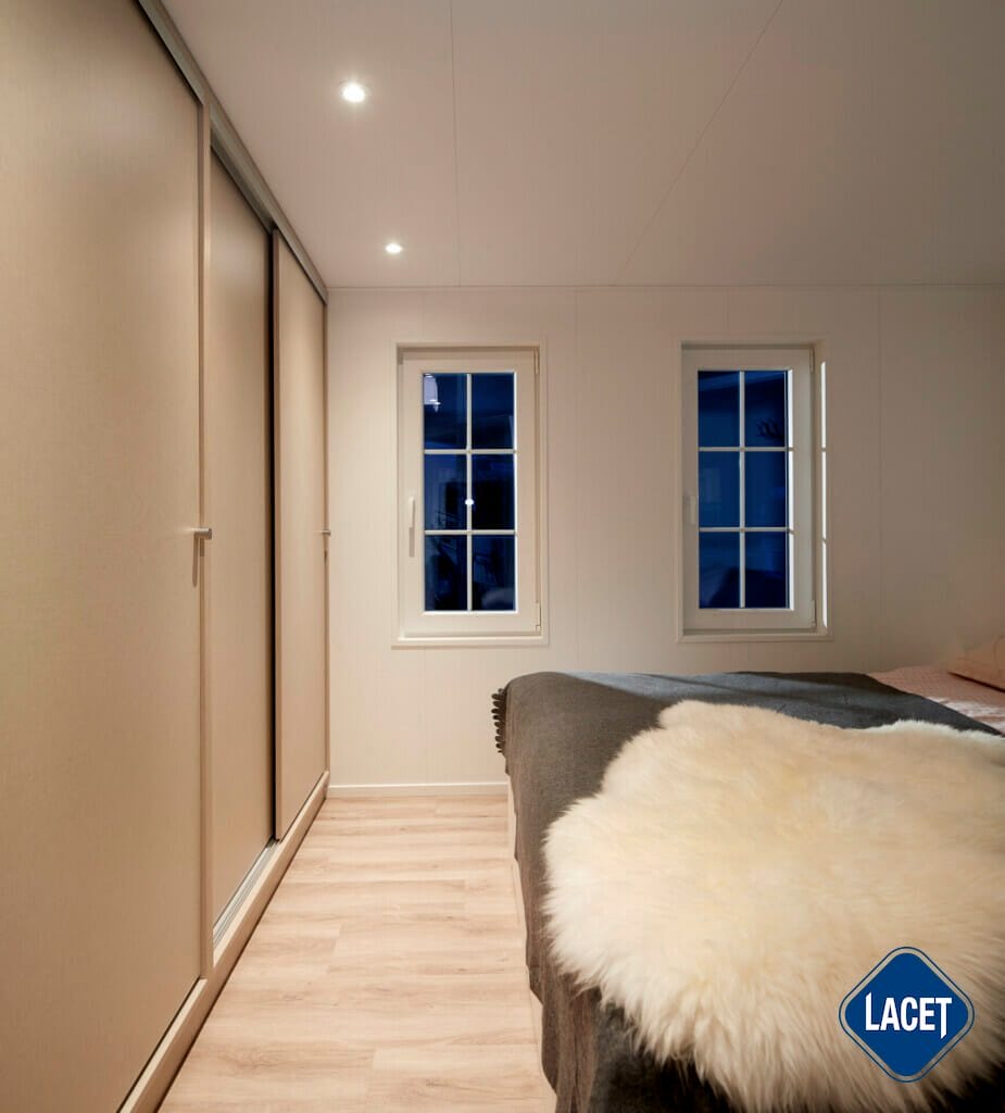 Schlafzimmer mit Schrank für viel Stauraum