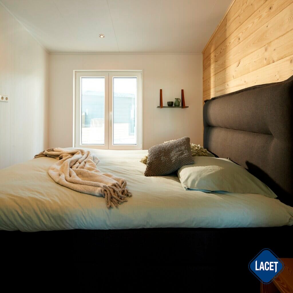 Hauptschlafzimmer mit Doppelbett und begehbarem Kleiderschrank