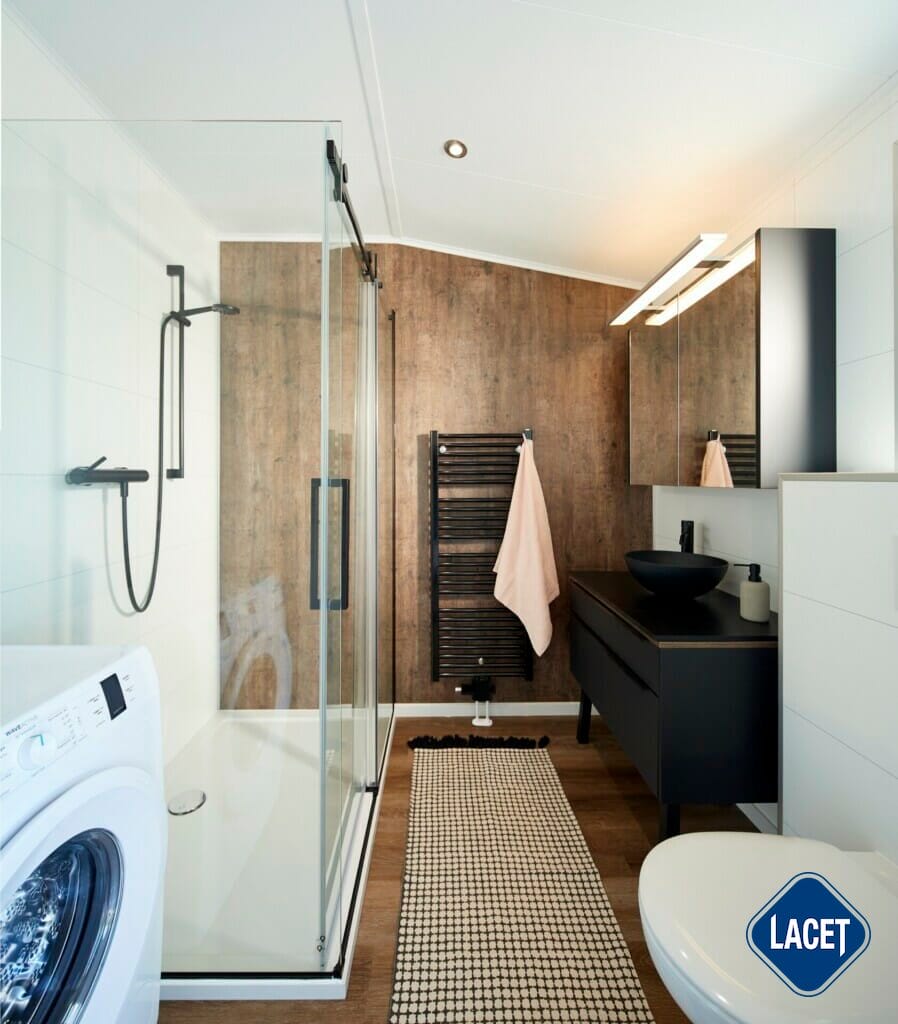 Badezimmer im LACET Enzian mit Dusche und Waschtisch