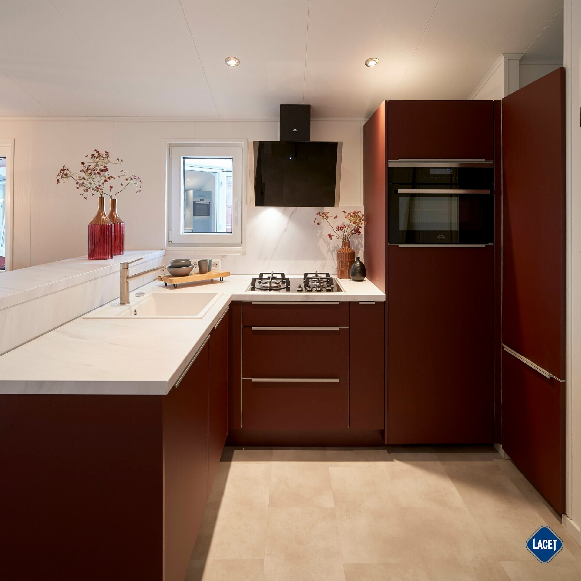 Luxus-Küche mit großzügiger Arbeitsfläche im LACET Mobilheim