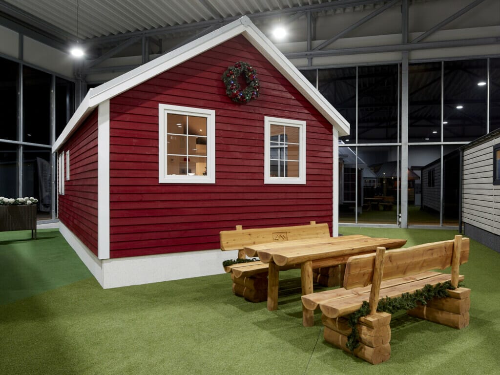 Rote Außenfassade des Falun-Mobilheims erinnert an Sommer in Schweden