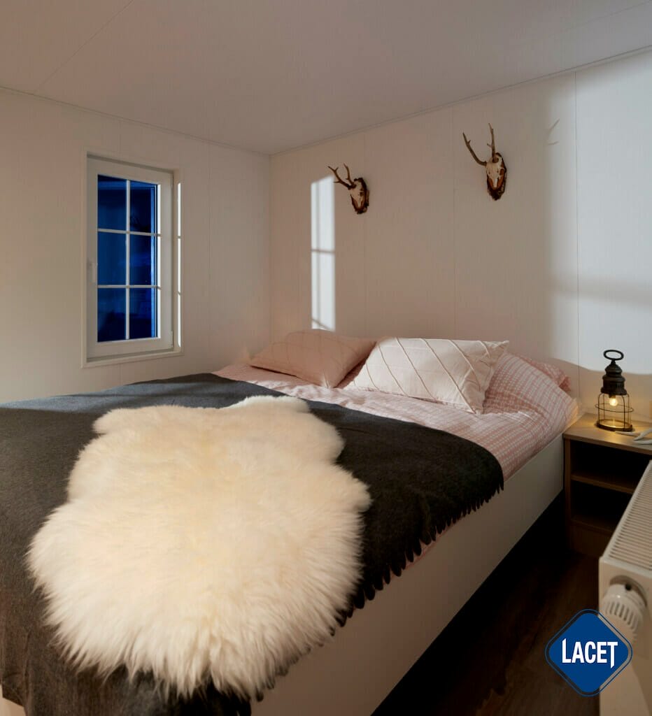 Doppelbett im Hauptschlafzimmer des Mobilheims Falun