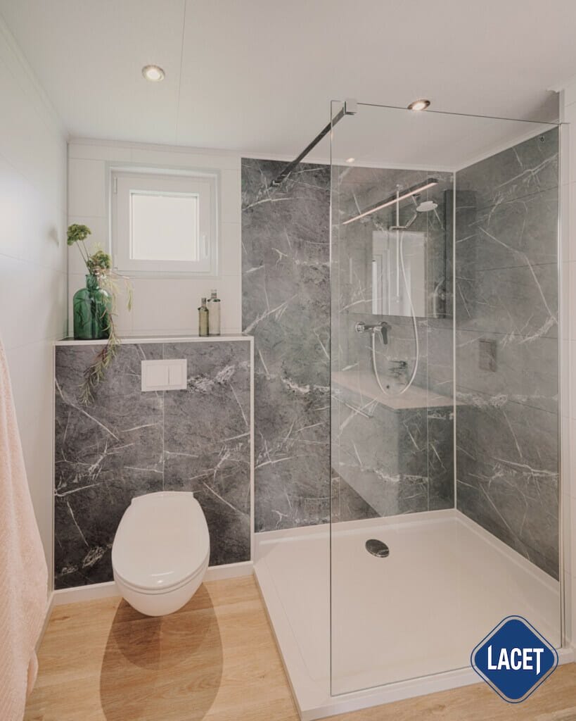 Helles Badezimmer für entspannte Mobilheimurlaube