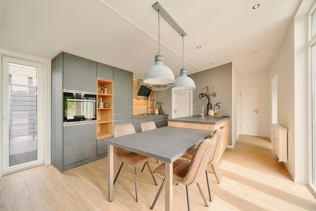 Küchenbereich mit Insel im Madita