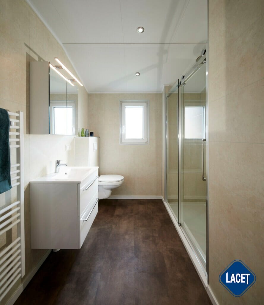 Großes Badezimmer im Mobilheim Marent mit Glastür-Dusche und Hänge-WC