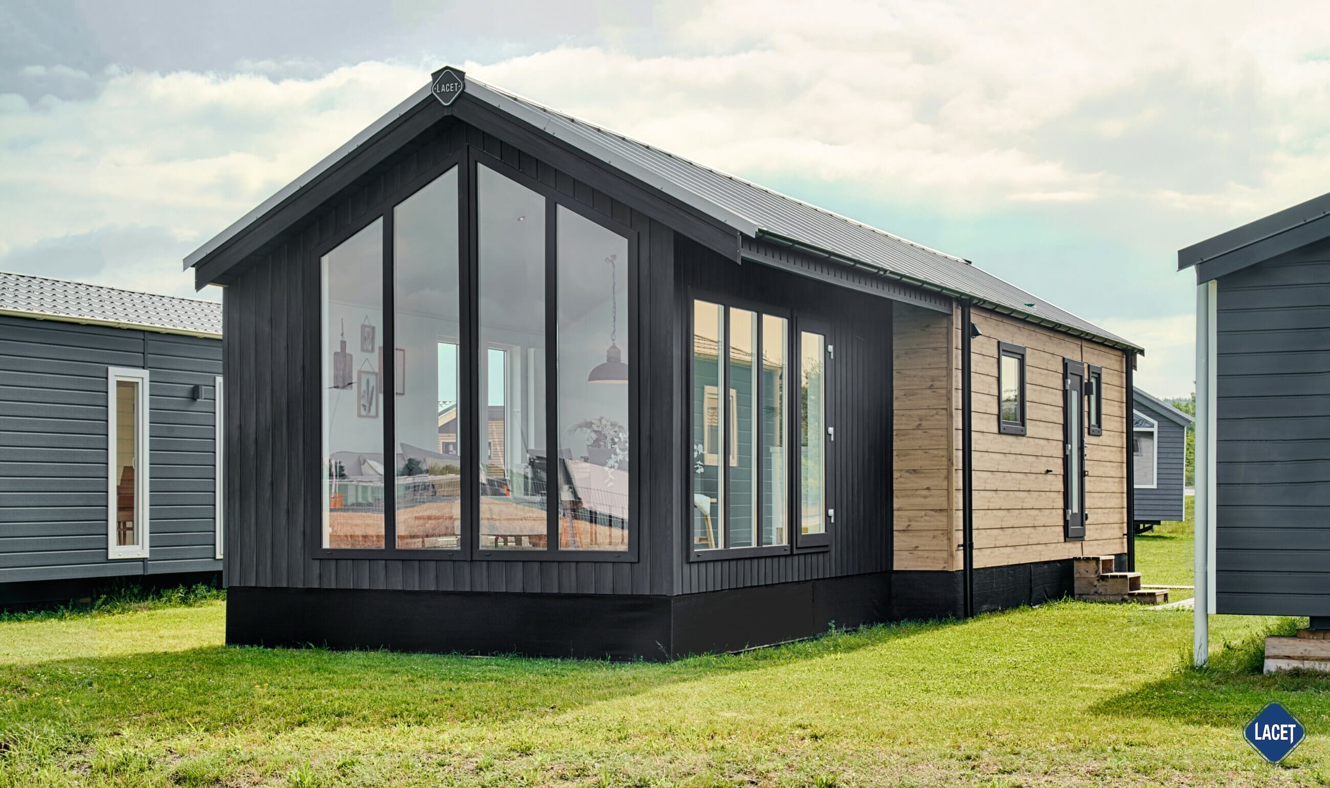 Außenansicht des Mobilheims Taifun mit bodentiefen Fenstern