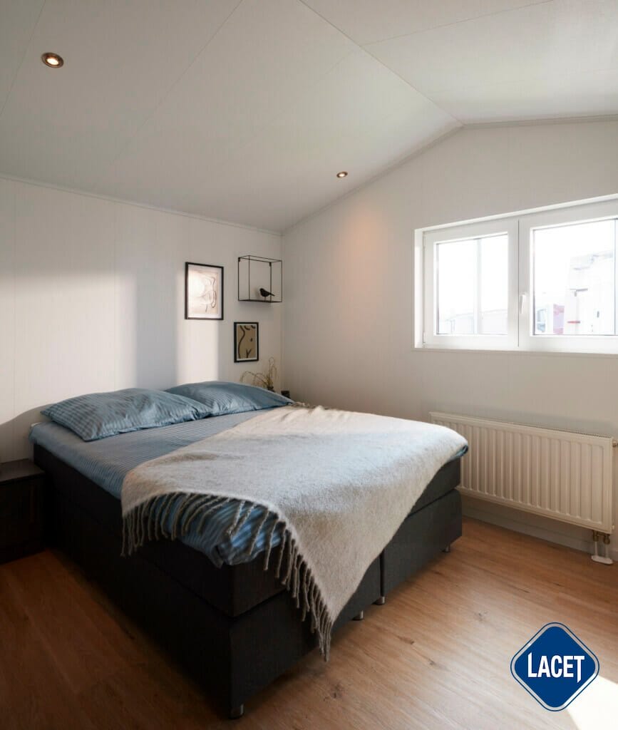 Schlafzimmer mit Doppelbett für ruhige Nächte im Mobilheim