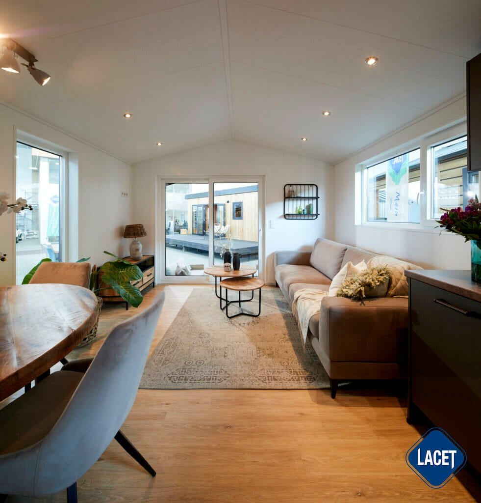 Wohnbereich mit großer Fensterfront im Mobilheim Marent