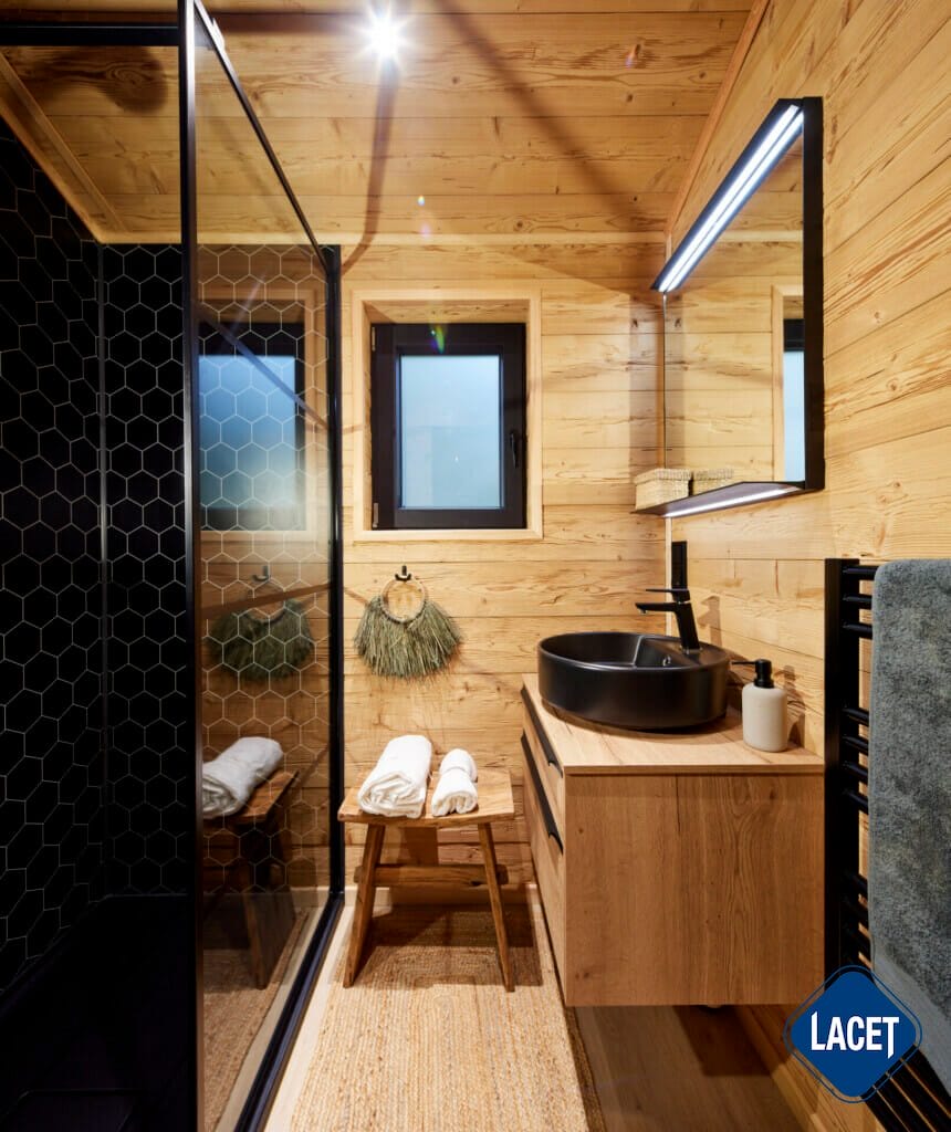 Badezimmer mit flacher Dusche