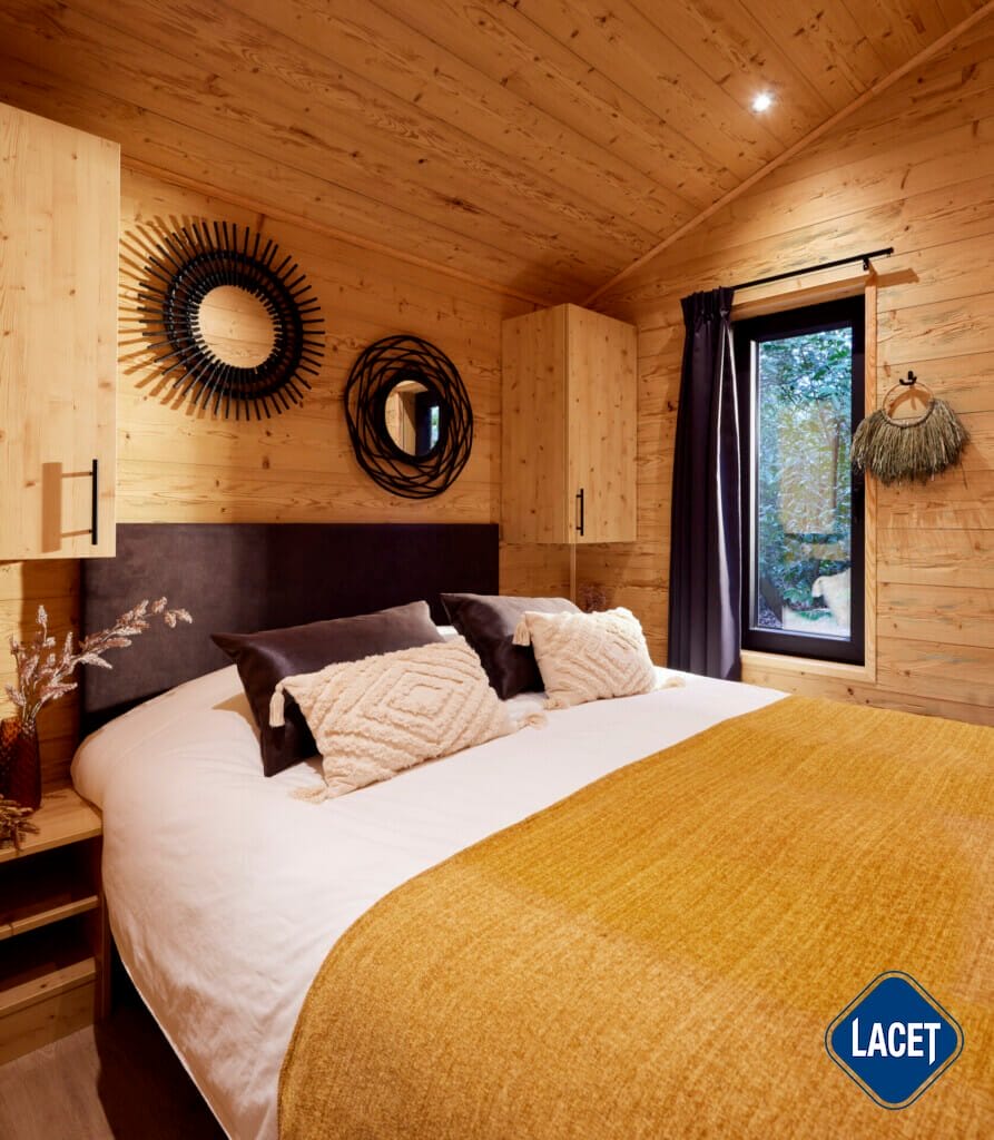 Schlafzimmer mit Boxspringbett im LACET Nova