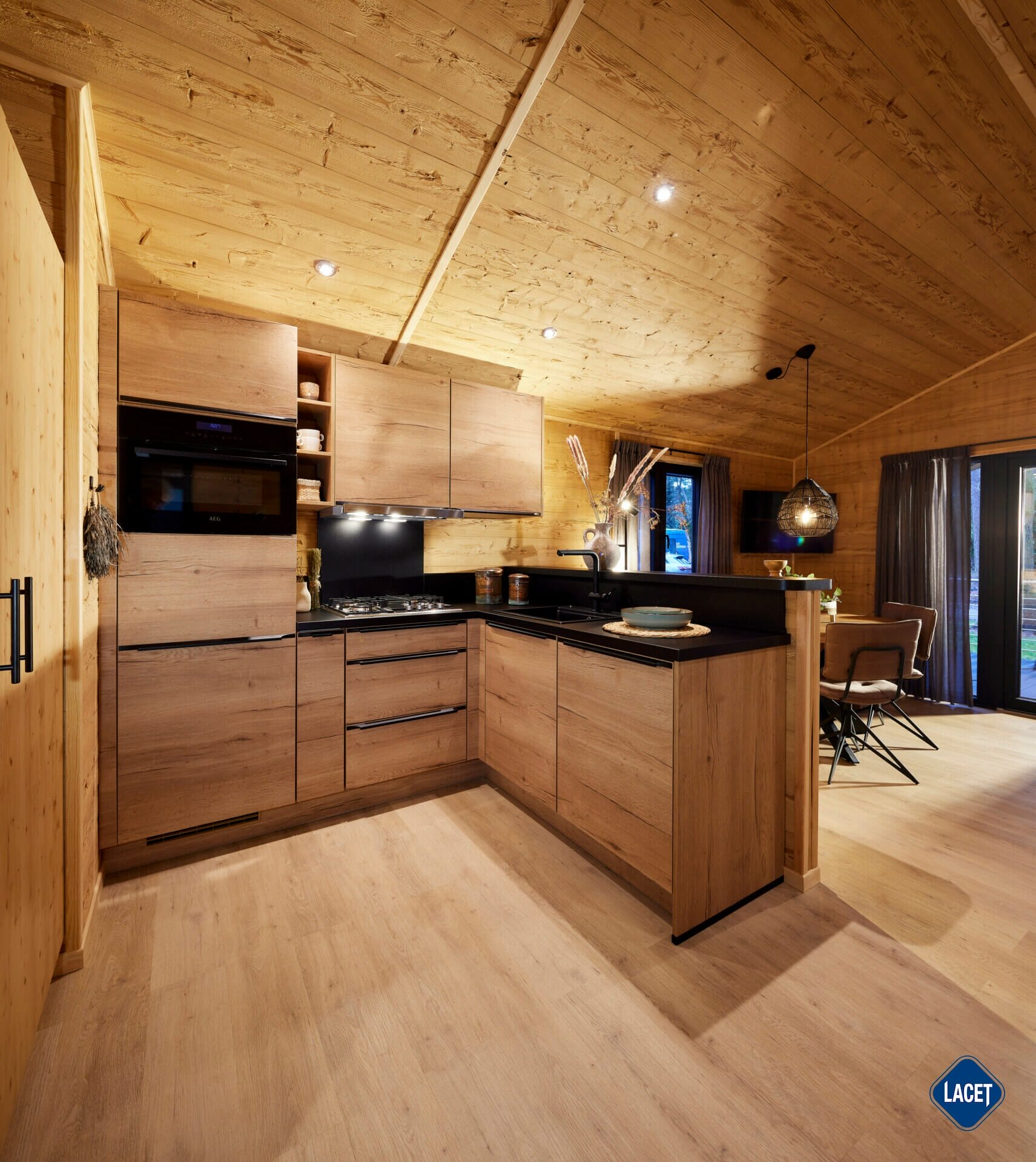 Offene Küche mit schwarzen Designelementen