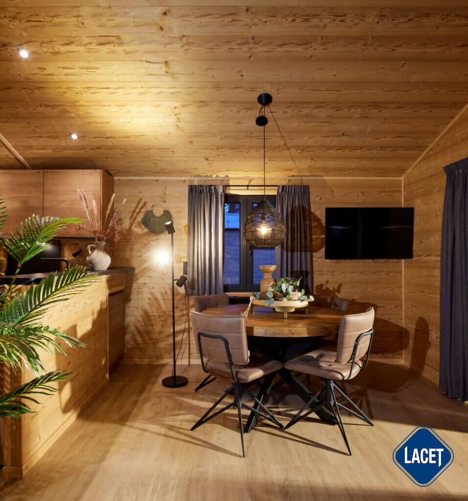 Offene Wohnküche mit Altholz-Optik