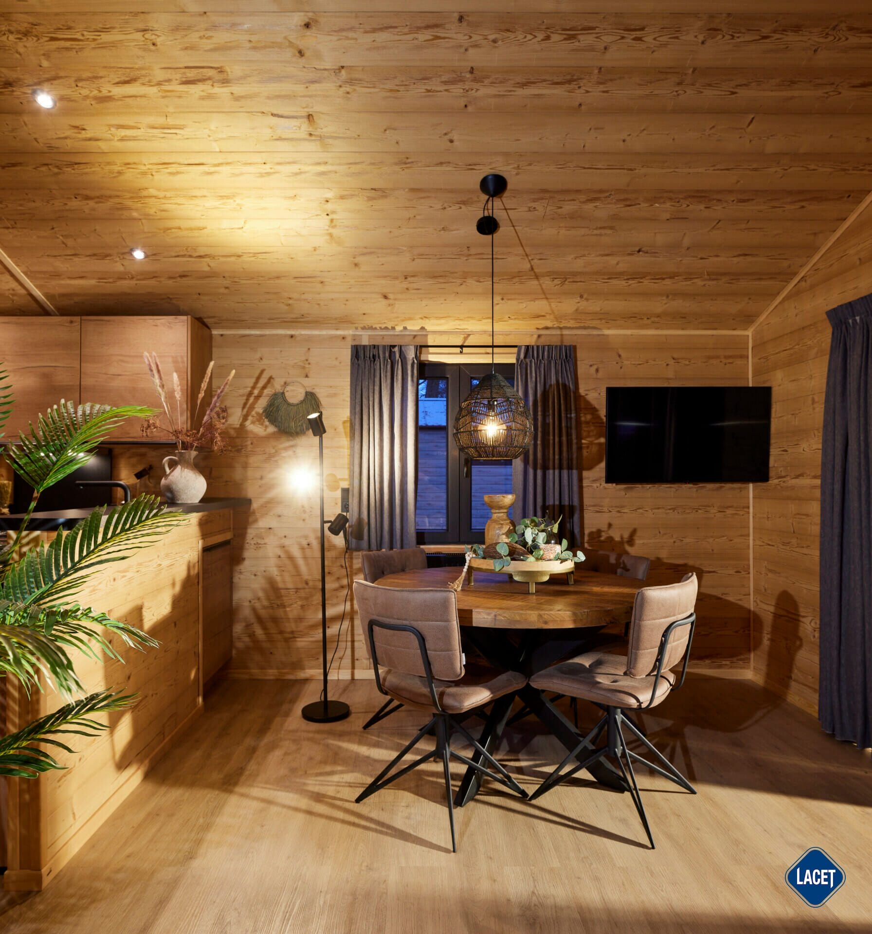 Offene Wohnküche mit Altholz-Optik