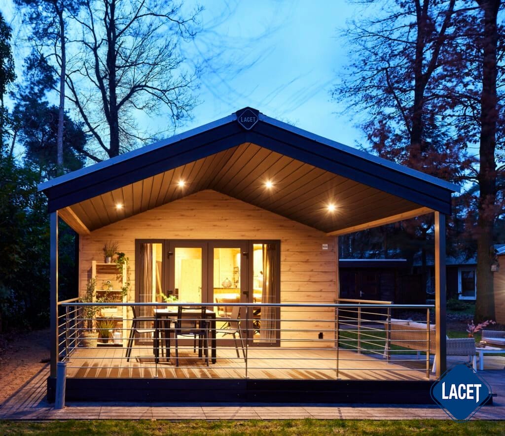 Mobilheim mit überdachter Terrasse und Edelstahlgeländer