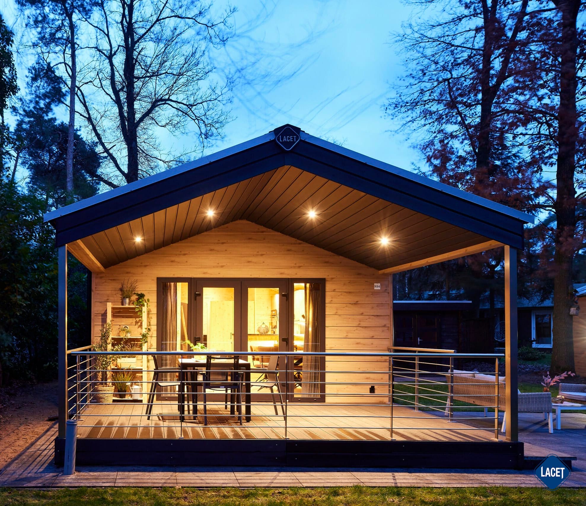 Mobilheim mit überdachter Terrasse und Edelstahlgeländer