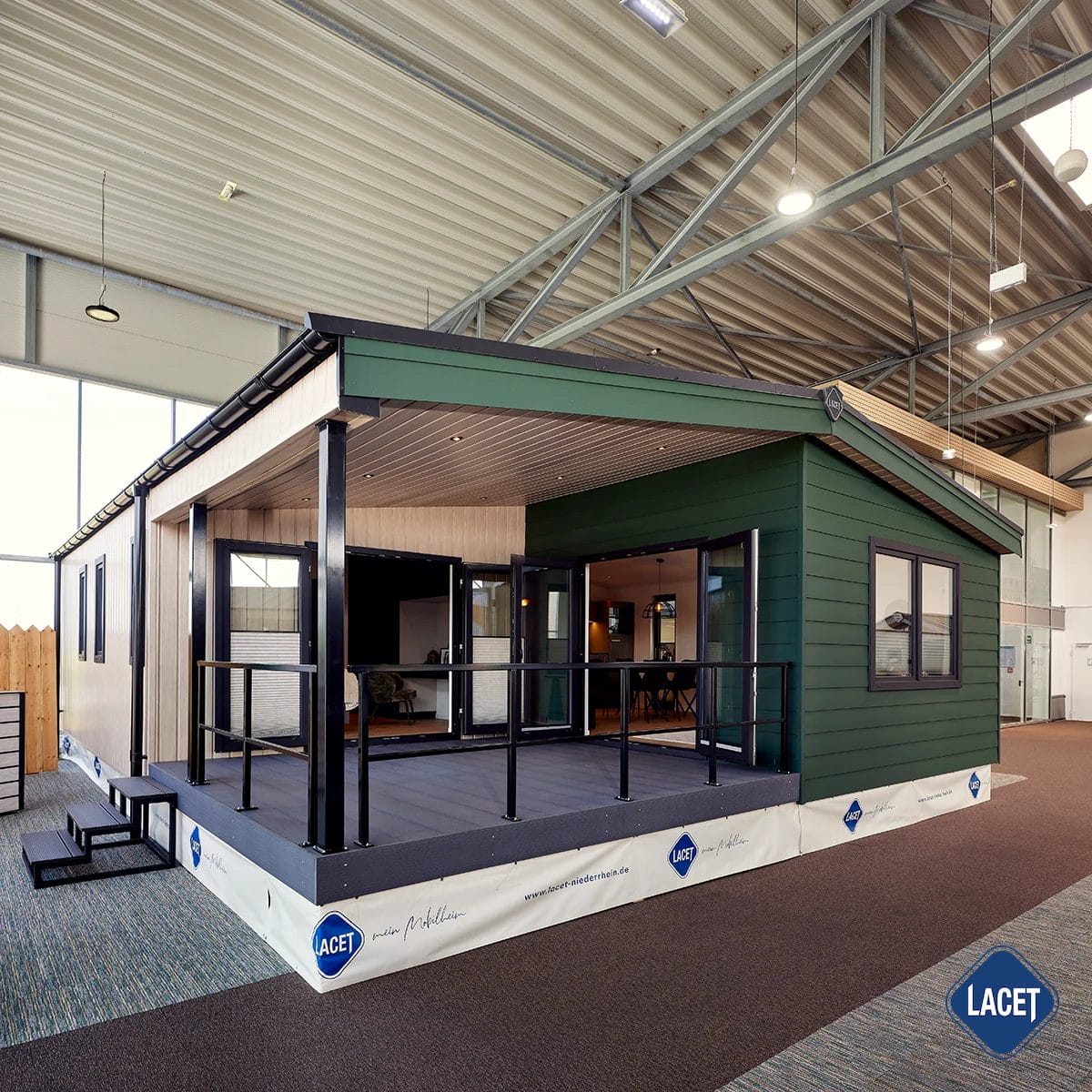 Außenansicht des LACET Elano mit überdachter Terrasse