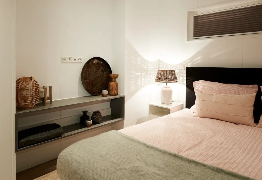 Schlafzimmer mit King Size Bed im LACET Madita