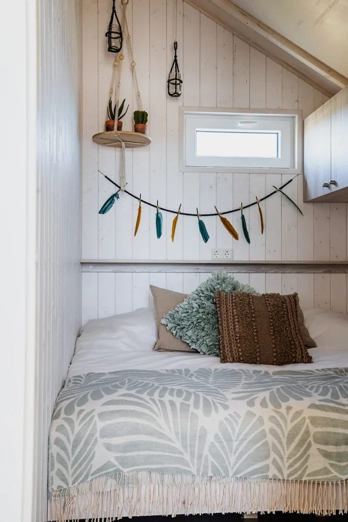 Schlafzimmer mit Doppelbett im Mobilheim