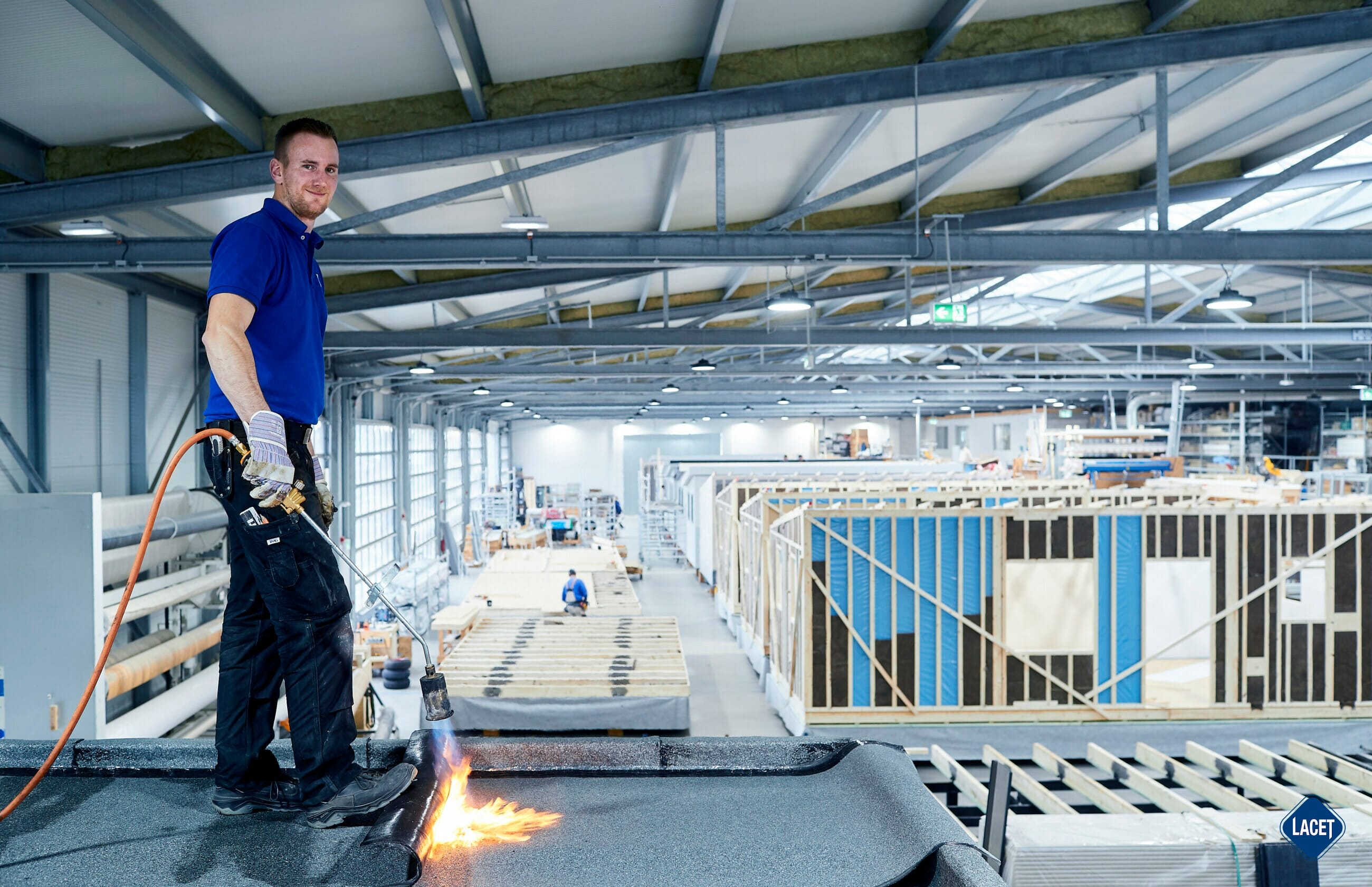 Ein Mann steht auf einem Dach.