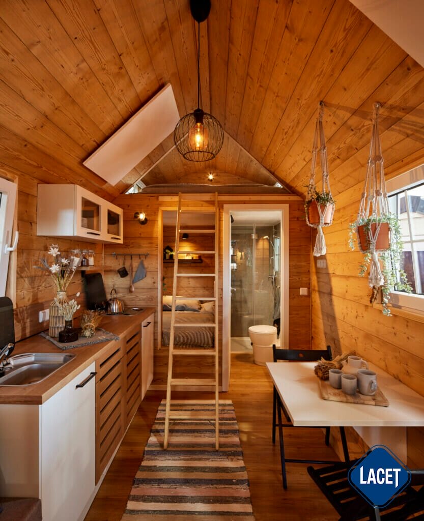 Innenraum eines neuen Mobilheims mit moderner Küche