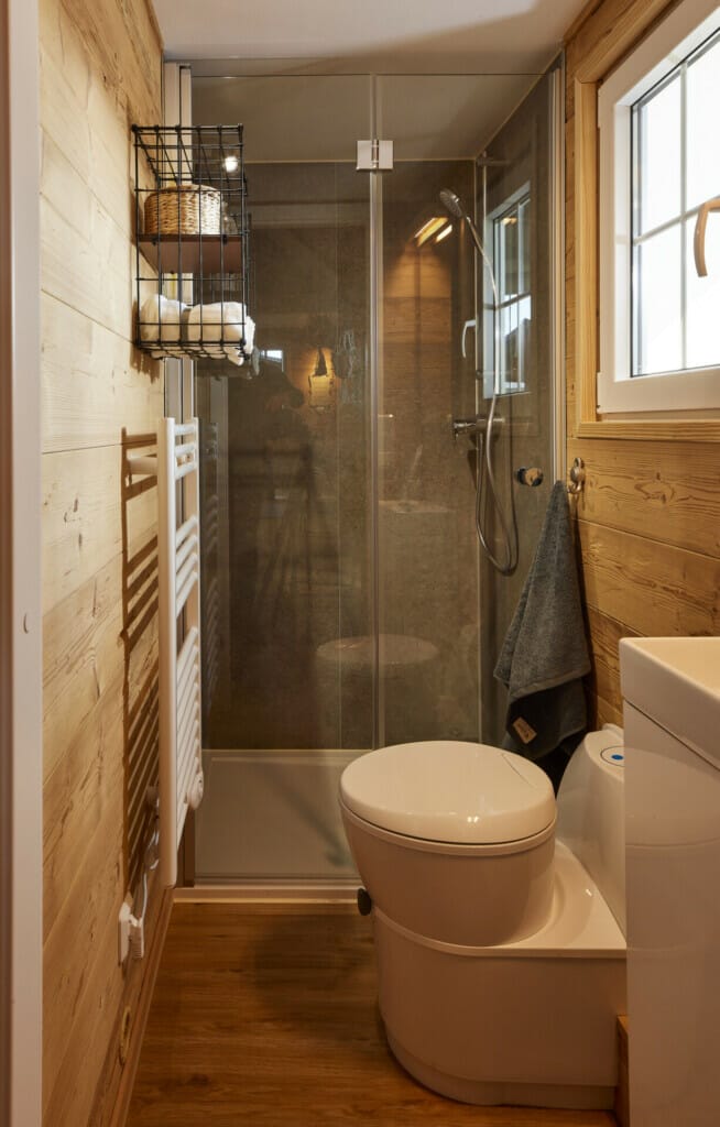 Kompaktes Badezimmer im LACET Chalet