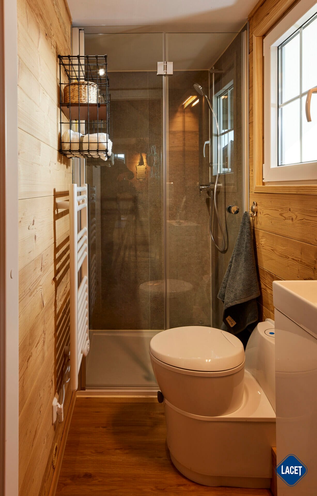 Kompaktes Badezimmer im LACET Chalet