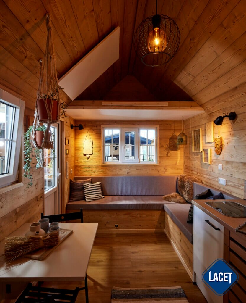 Gemütliche Sitzecke im Tiny House Lille von LACET