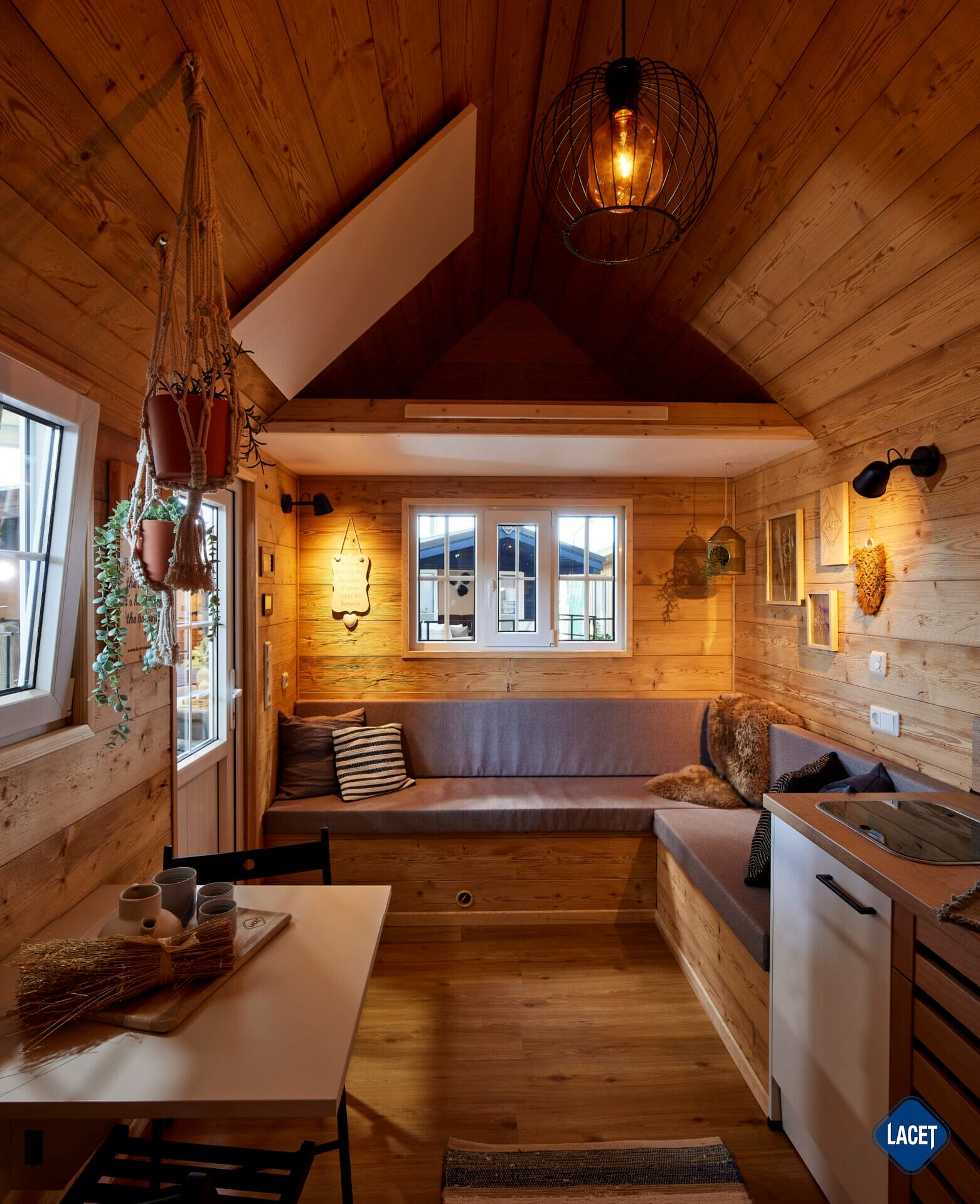 Gemütliche Sitzecke im Tiny House Lille von LACET