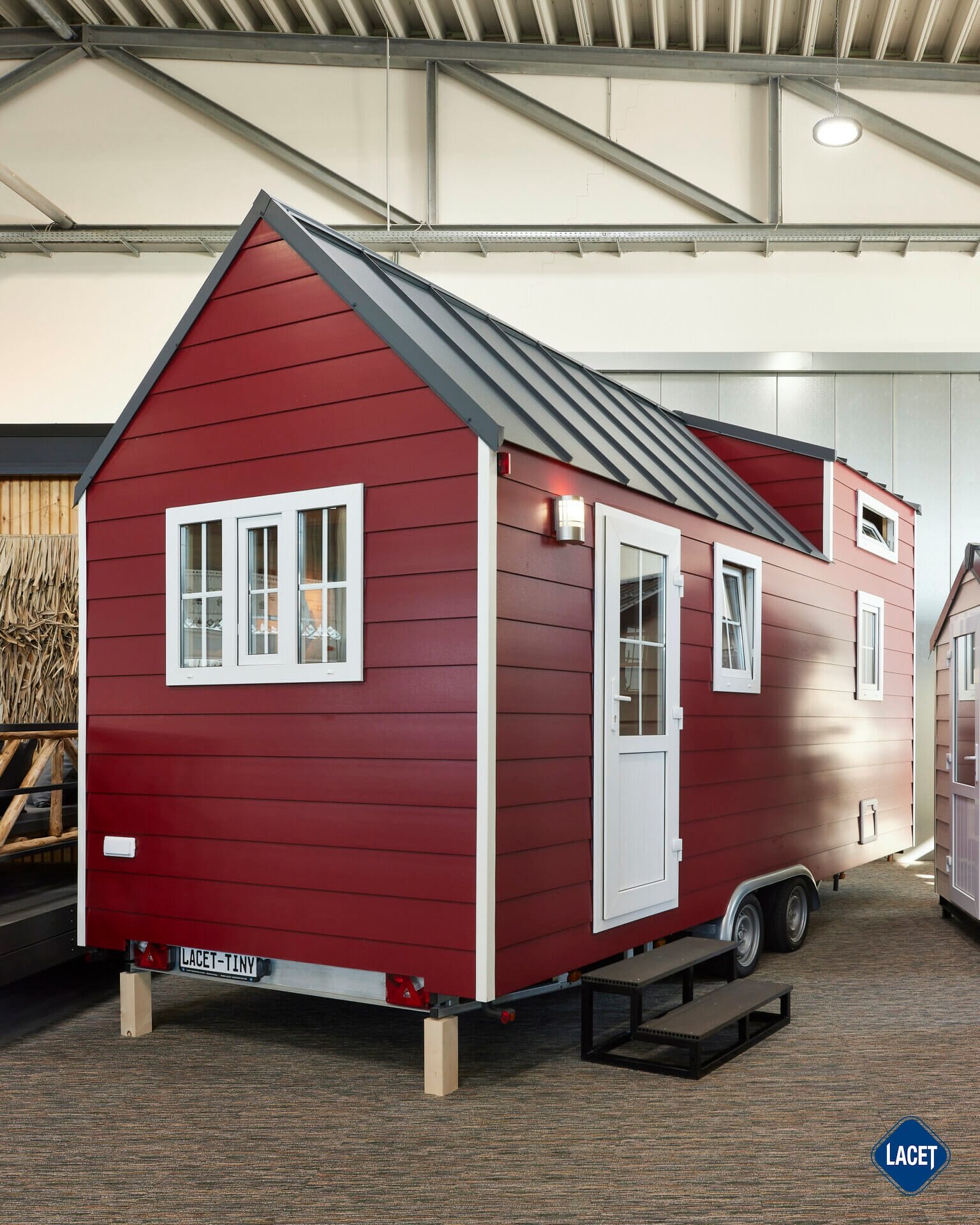 Außenansicht des Tiny House LACET Lille mit Kunststoffverkleidung