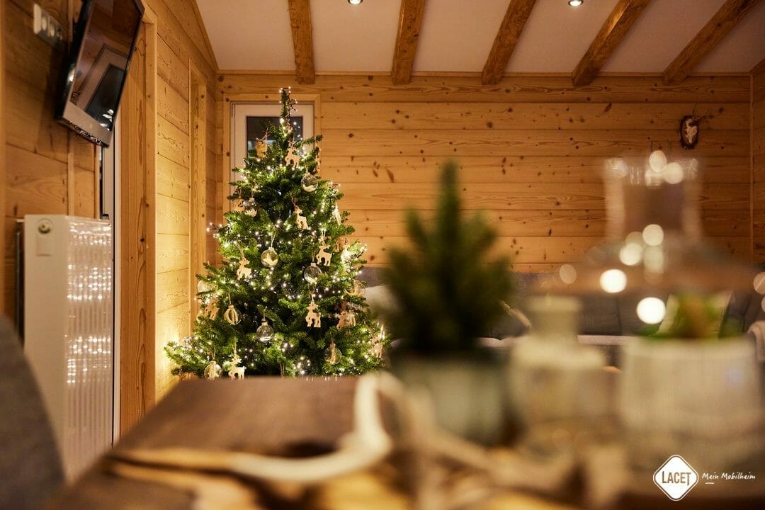 Ein Weihnachtsbaum in einer Blockhütte. Ein Weihnachtsbaum in einer Blockhütte.