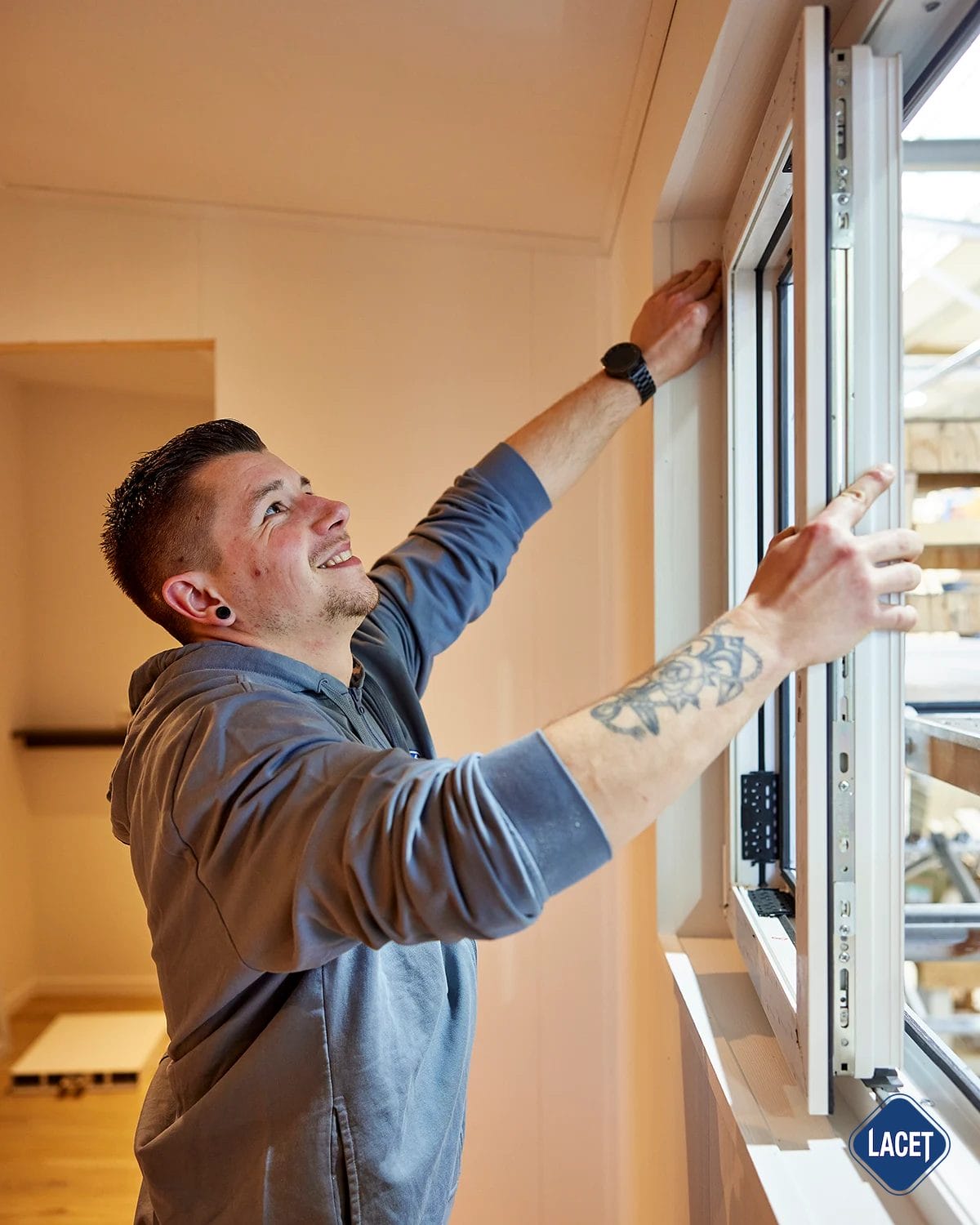 LACET Monteur bei der Arbeit