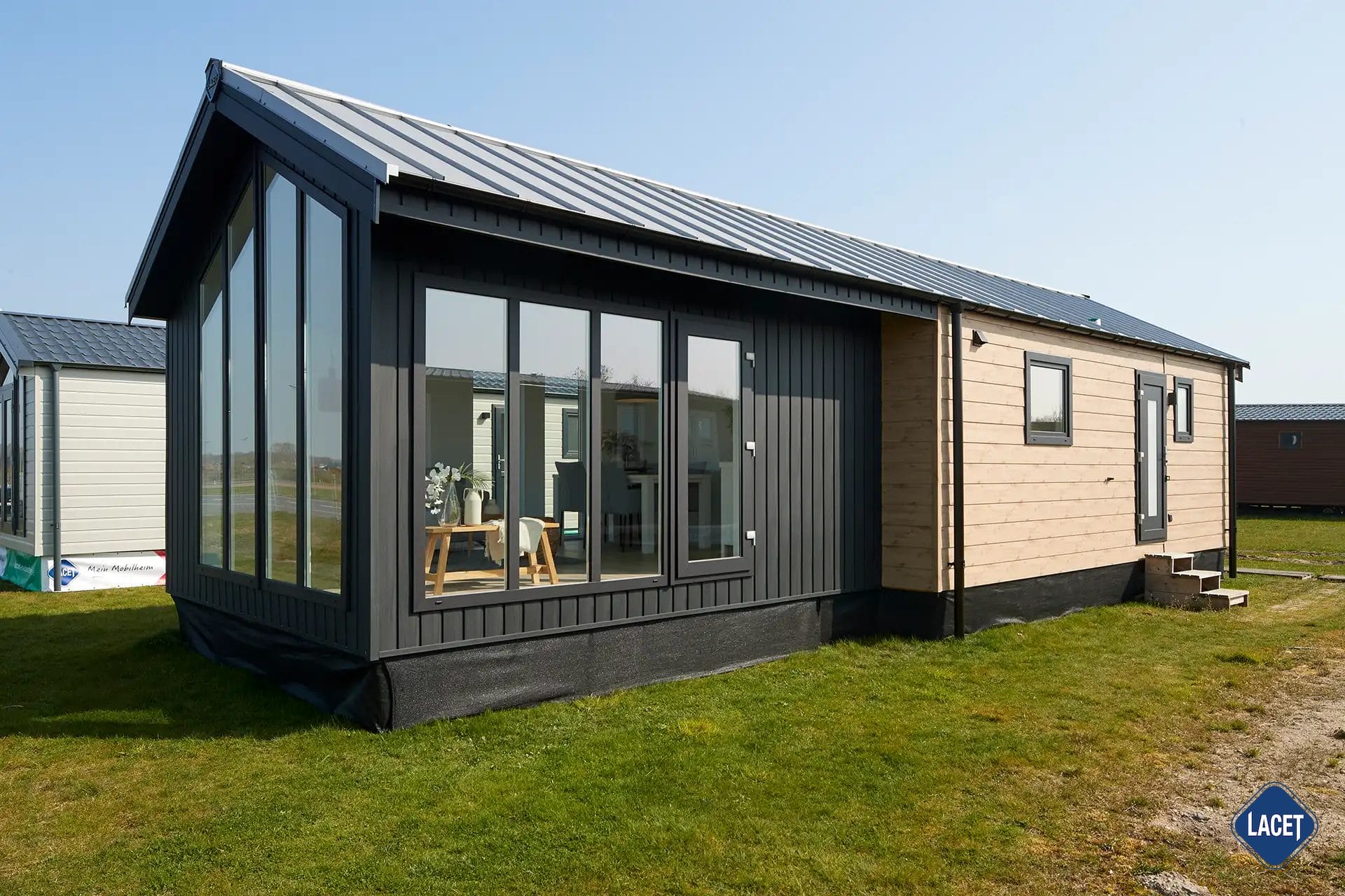 haus-auf-raedern-kaufen Singlehaus mit moderner Holzoptik und großen Fenstern