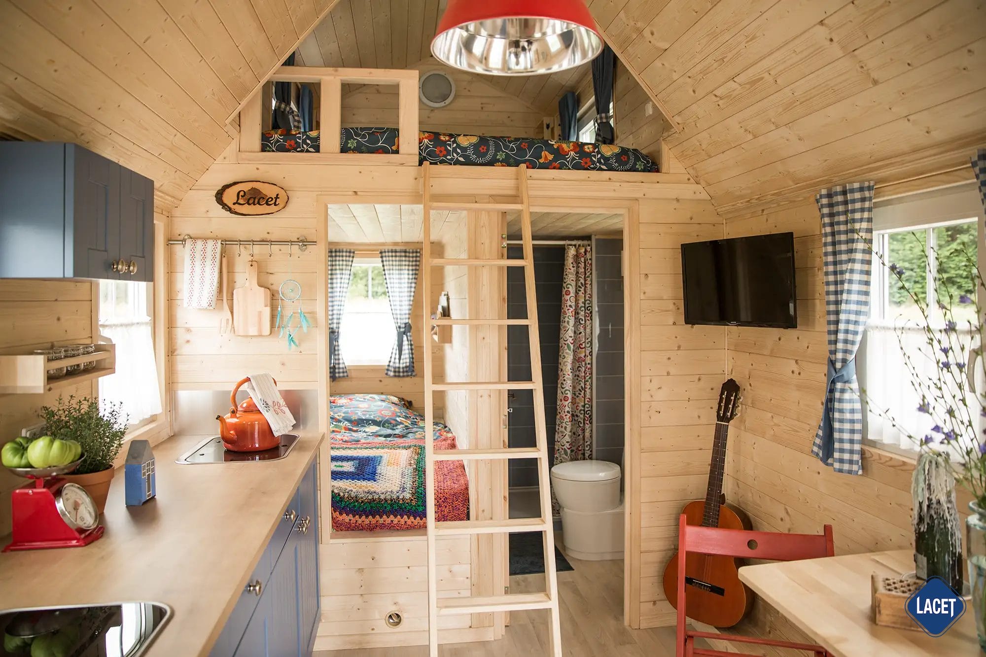 innenansicht-minihaus-lacet Innenansicht eines Minihauses mit durchdachtem Raumkonzept